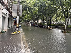 (影) 白海豚颱風登陸浙江! 華東山洪暴發 上海多處淹水急撤21萬人