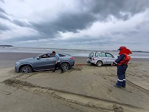講不聽！颱風天硬闖八里紅海灘受困 海巡舉發最高罰25萬