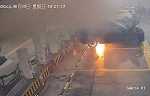 (影) 中國電動車起火、出國鎖死、來回自走 宣傳「出汙泥而不染」! 官方這樣說