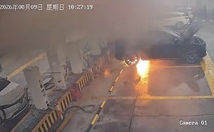 (影) 中國電動車起火、出國鎖死、來回自走 宣傳「出汙泥而不染」! 官方這樣說