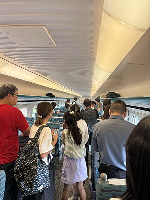 (影)高鐵行駛中突冒白煙！行動電源自燃驚險畫面遭瘋傳 官方回應了