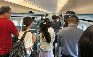 (影)高鐵行駛中突冒白煙！行動電源自燃驚險畫面遭瘋傳 官方回應了