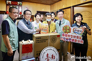 台南首創AI室內高溫預警關懷機制  黃偉哲前進高溫區關懷獨居長者
