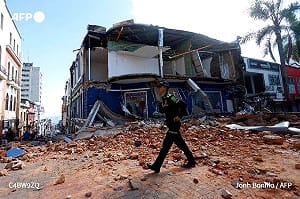 （影）哥國7.4強震至少132死! 逾480人傷 大樓瞬間垮掉現場有如災難片