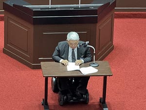 被爆搭公務車去理髮！王榮璋赴立院認了：內外監督標準有落差