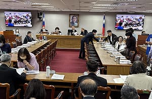 韓國瑜飆罵傅崐萁不出席不授權：打麻將遙控「病態」、辭總召嘛