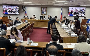 韓國瑜飆罵傅崐萁不出席不授權：打麻將遙控「病態」、辭總召嘛