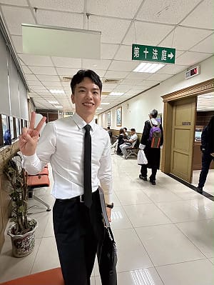 家寧一審獲判無罪！律師郭柏鴻燦笑比YA「背景實力超強大」 眾人直呼：理鴻真的敢