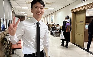 家寧一審獲判無罪！律師郭柏鴻燦笑比YA「背景實力超強大」 眾人直呼：理鴻真的敢