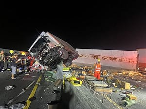 國3後龍段聯結車凌晨翻覆　交通受阻4小時