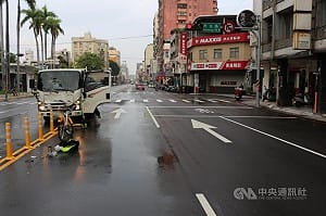 台中婦騎自行車左轉遭小貨車撞擊　送醫搶救不治