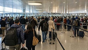 赴歐旅客注意！歐盟EES爆通關成「自助機地獄」 有人秒過、有人苦等數小時