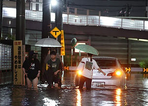 千葉縣昨下豪大雨釀4死！ 7千人被困成田機場 還有人直接躺在車站....