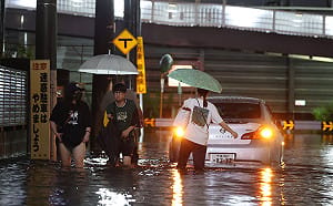 千葉縣昨下豪大雨釀4死！ 7千人被困成田機場 還有人直接躺在車站....