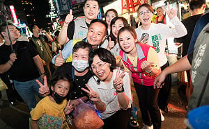 蘇巧慧掃三和夜市展現超人氣  沿途民眾合照簽名不斷