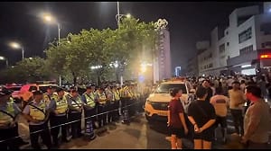 (影) 「貴州，雄起」! 不滿廣東地域歧視言論 群眾聚校門口抗議 大批警力出動