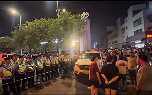 (影) 「貴州，雄起」! 不滿廣東地域歧視言論 群眾聚校門口抗議 大批警力出動