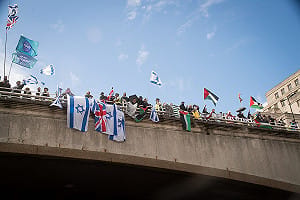 利用民主國家分裂情緒打政治戰 中國資助極左派在英國示威