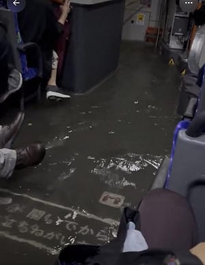 千葉「世紀暴雨」增至8死！公車水上行舟車內全淹 民眾接連驚呼