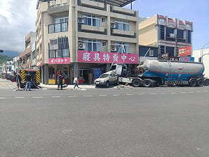 台東水泥粉槽車失控衝入騎樓  2休旅車遭撞損