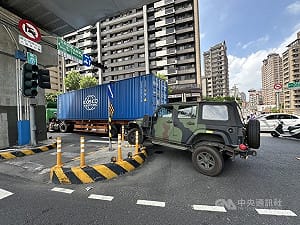 淡水軍車遭大貨車拖撞行人庇護島　車身受損無人傷