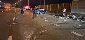 國1新營段南向自小客自撞護欄再遭聯結車撞擊　3傷送醫