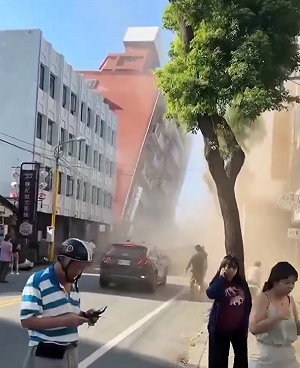 規模 7.7 強震襲擊！印尼候船室瞬間垮塌  數百名旅客嚇破膽狂奔逃命