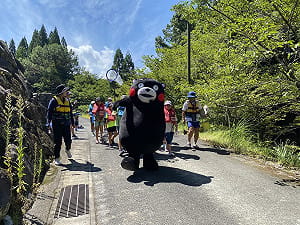 7.1強震後熊本熊復出了！ 首站前往避難所慰問 孩子見到熱烈歡呼