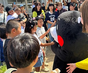 7.1強震後熊本熊復出了！ 首站前往避難所慰問 孩子見到熱烈歡呼