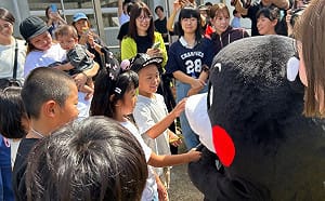 7.1強震後熊本熊復出了！ 首站前往避難所慰問 孩子見到熱烈歡呼