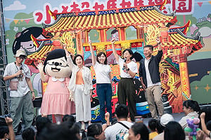 第六場「水獺媽媽樂園」中和爆場  粉絲瘋搶蘇巧慧合影
