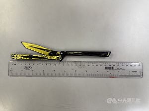 北捷明德站青少年持塑膠折疊刀把玩惹議  警方依社維法移送裁處