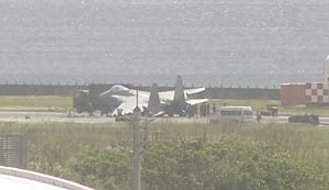 日本航空自衛隊F-15J戰機著陸後傾斜無法移動  那霸機場關閉海側跑道