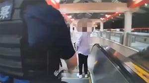 婦人傘擋道失控咆哮「你們全部犯罪」！北捷依規拒載 網：感覺有幻想症