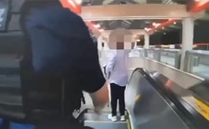 婦人傘擋道失控咆哮「你們全部犯罪」！北捷依規拒載 網：感覺有幻想症