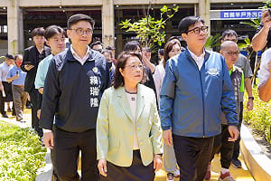 跨海相挺高澎一家人    賴瑞隆陪吳淑瑾訪台鐵機廠拚未來  
