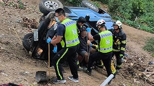 台東卑南疑車輛暴衝  撞破圍牆再衝卡邊坡父亡子傷
