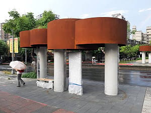 北市413萬蓋出「鏽水候車亭」？還沒驗收先出包 屋頂長草滴鏽水