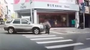 肇事第一時間竟倒車！彰化休旅車撞斑馬線上老人家 網酸：根本是想逃離