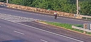 國道出現「人肉路障」！老翁誤闖高速公路 警火速救援開罰