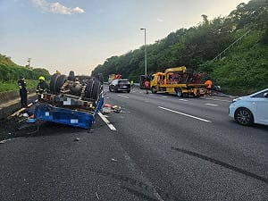 國3南下通霄段2車碰撞翻覆　後方車流回堵