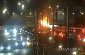 北市市民高架火燒車　小貨車駕駛及時逃生