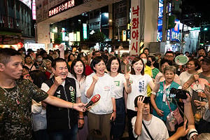 蘇巧慧永和樂華夜市掃街人氣旺 「小水獺」粉絲專程前往應援