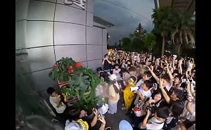 (影) 不滿警察只逮捕男黑粉！ 重慶時代峰峻爆發大規模抗議 當局封街鎮壓