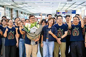 尼布恩合唱團世界三金載譽歸國　邱議瑩赴機場獻花迎接