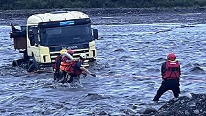 大雨狂炸蘭陽溪暴漲！砂石車受困激流 警消拉繩渡河驚險救人