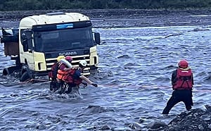大雨狂炸蘭陽溪暴漲！砂石車受困激流 警消拉繩渡河驚險救人