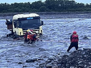 執行蘭陽溪疏濬遇溪水暴漲　聯結車司機獲救
