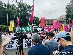 自掏腰包買100份庇護工場月餅　黃國昌點名賴清德：你46萬月薪要買幾盒？