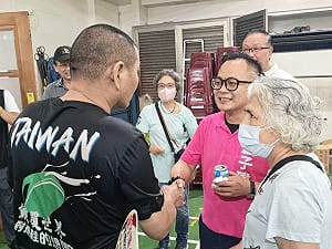 投票倒數100天 童子瑋換穿桃紅色服裝延續「只為你」精神